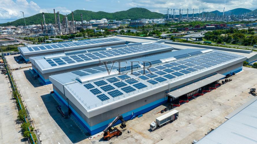 仓库工厂太阳能电池俯视图太阳能光伏板系统电源或工业建筑屋顶太阳能